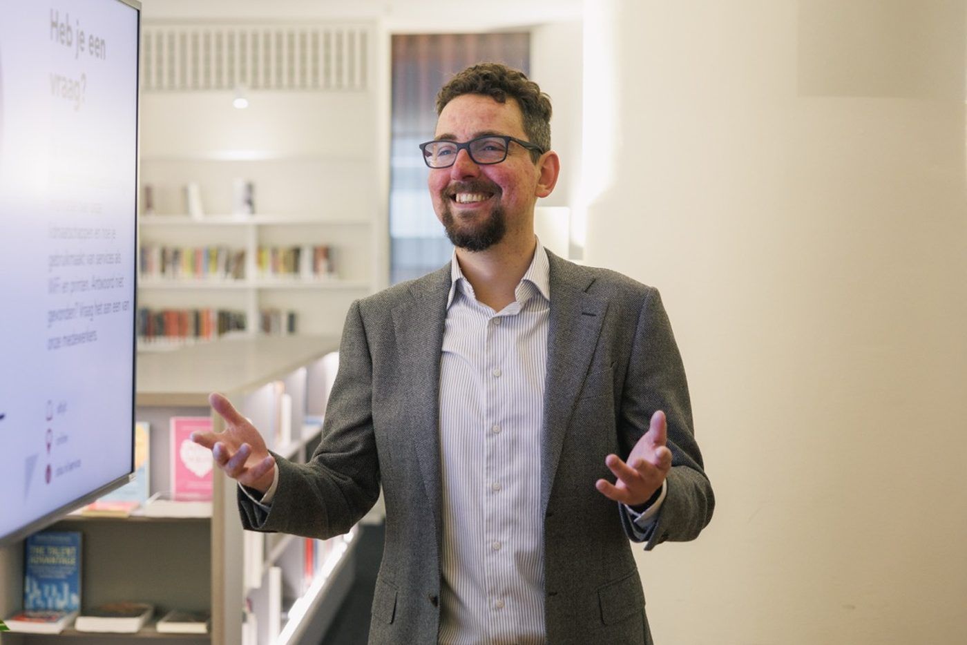 René Goedhart, docent Nederlands, werkt glimlachend achter zijn laptop